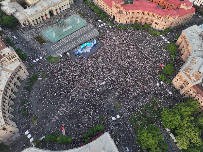Итоговый митинг партии «Гражданский договор» на площади Республики в Горисе