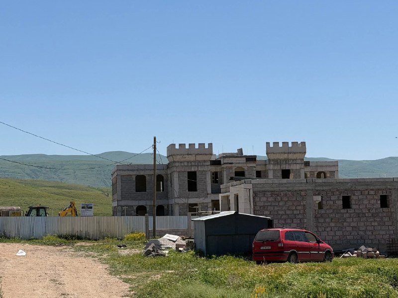 В селе Зар общины Акунк строят новую школу и первый в истории детский сад