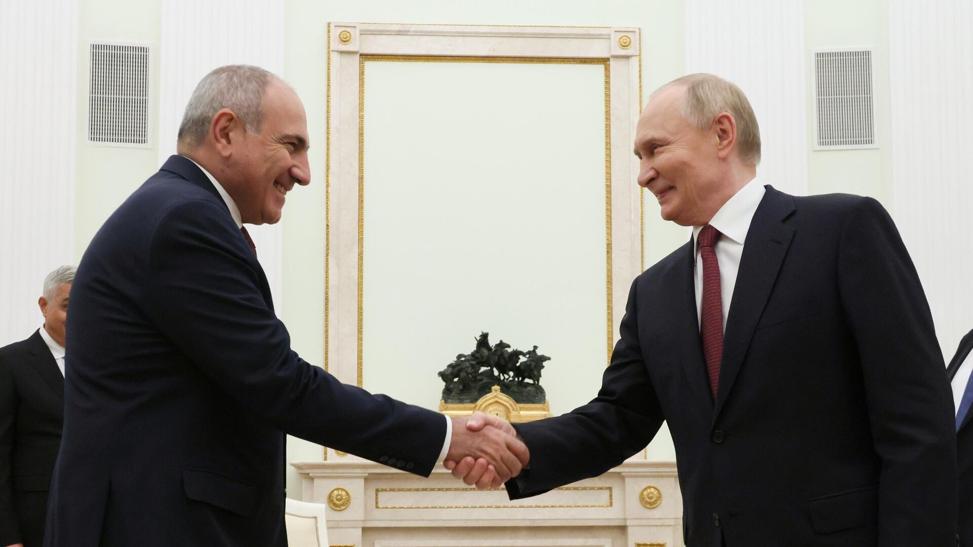 Пашинян поздравил Путина с днём рождения: Горис следит за армяно-российскими отношениями