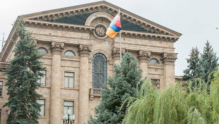 Правительство Армении созвало внеочередную сессию парламента на 2 июля
