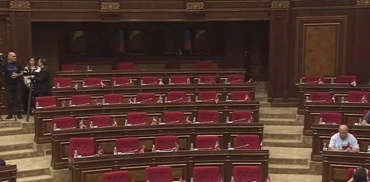 Оппозиция бойкотировала последнюю сессию парламента Армении перед выборами в Горисе