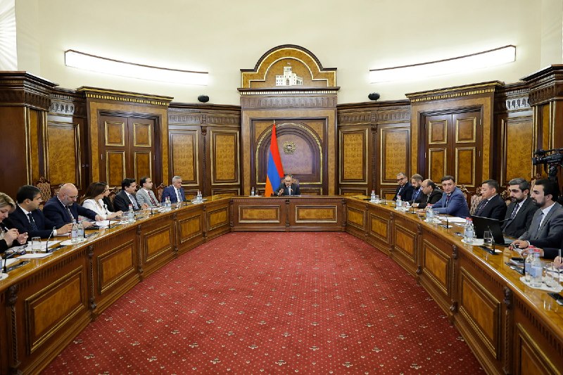 Пашинян обсудил инвестиционные приоритеты для Еревана и Гюмри в преддверии выборов в Горисе