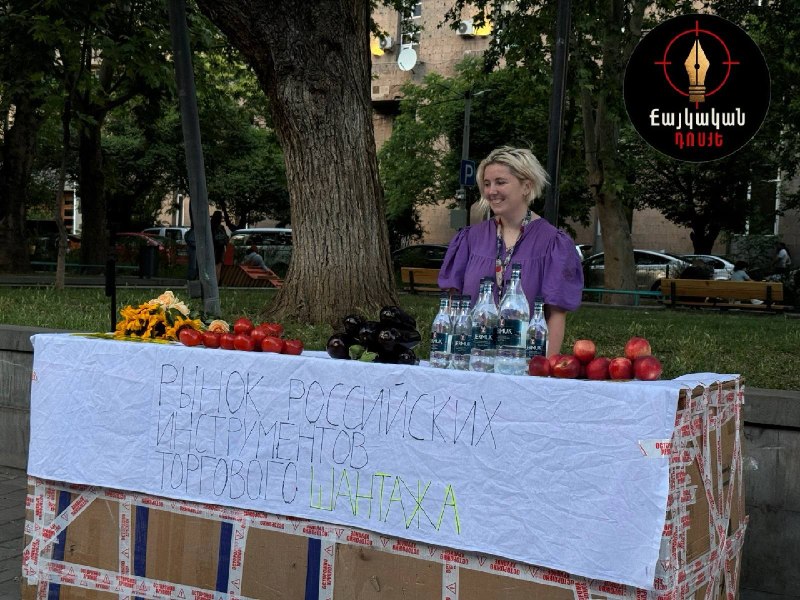 Инсталляция на Вернисаже в Ереване с помидорами, баклажанами, цветами и водой Джермук