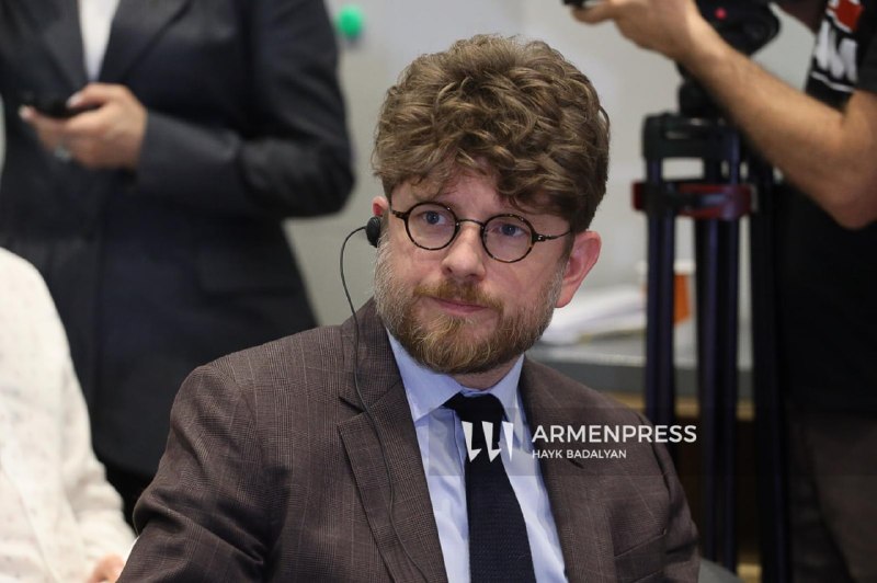Евросоюз поддерживает Армению в преодолении экономического давления России, заявил посол Франции