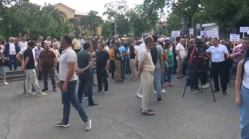В Горисе прошёл митинг оппозиции перед Конституционным судом: явка не оправдала ожиданий